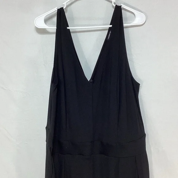 NWT Size 2 Torrid Black V-Neck Sleeveless Jumpsuit - Picture 2 of 11